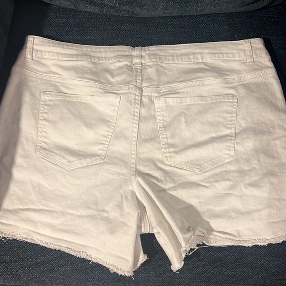 White, fringed legs, eyelet front design, White Denim Feel Material Shorts - Picture 3 of 3